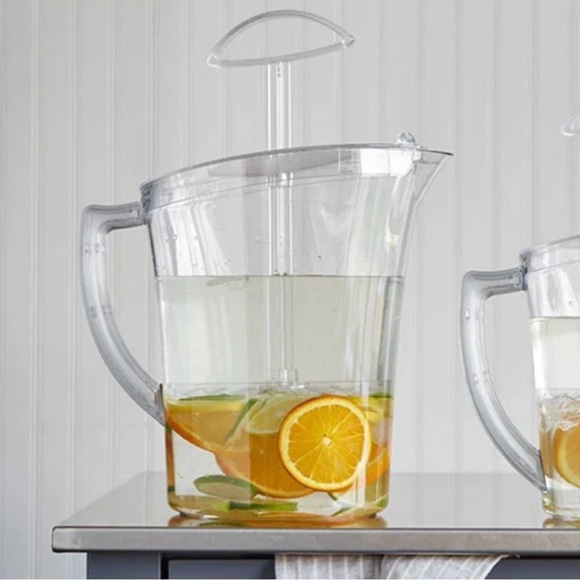 Pampered Chef Transparent Beverage Pitcher with Lid - Picture 3 of 10